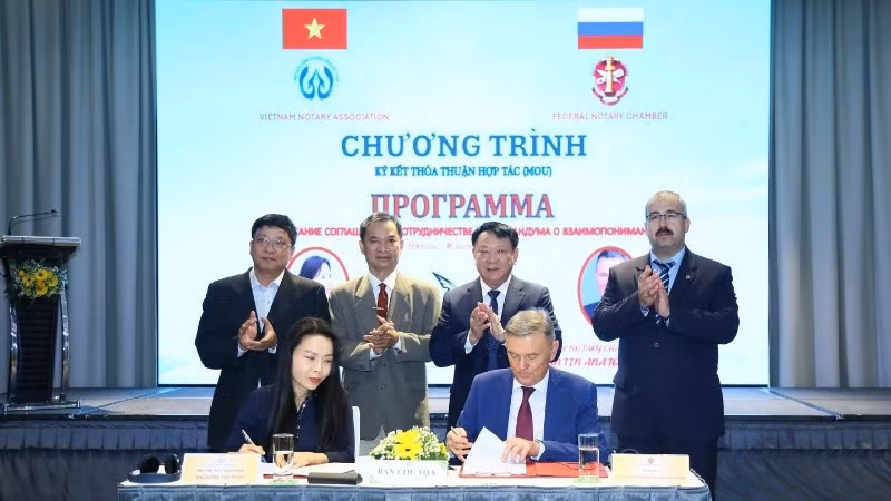 The signing ceremony of the cooperation agreement between the Viet Nam Notary Association and the Federal Notary Chamber of the Russian Federation.
