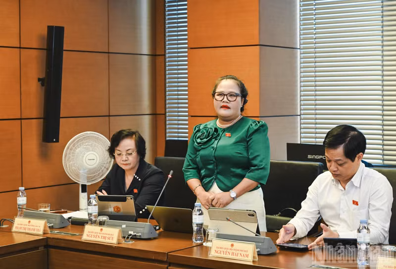 Nguyen Thi Suu, National Assembly deputy of Hue City, gives remarks during the discussion at Group 4, comprising Hue City, Lao Cai Province and Khanh Hoa Province.