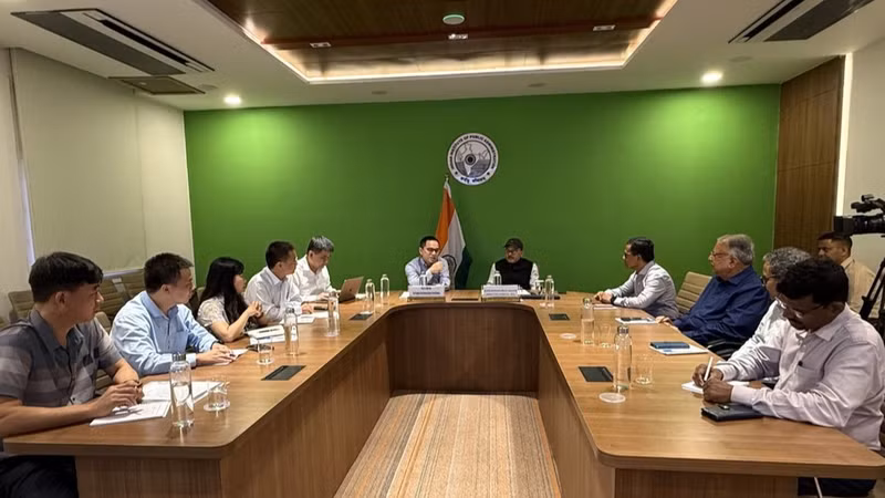 The VASS delegation meets with researchers from the Institute for Studies in Industrial Development (ISID). (Photo: VNA)