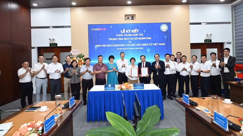 Delegates of the units attend the signing ceremony. (Photo: DINH ANH)