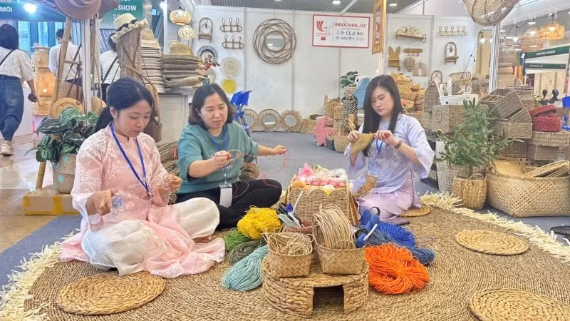 Ha Noi Giftshow 2026 features many experiential spaces showcasing handicraft products from craft villages. (Photo: NGUYEN TRANG)