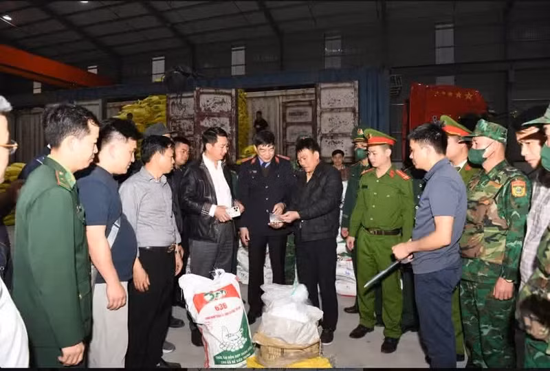 The operation conducted by Vietnamese and Lao police forces, known as Case 135VL, results in the arrest of 16 suspects and the seizure of 50.7 tonnes of caffeine, a substance commonly used in illicit drug manufacturing. (Photo: vtv.vn)