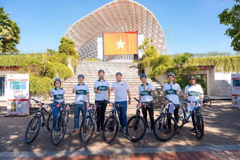 Carlsberg Viet Nam leaders and the Danish Ambassador to Viet Nam take part in the cycling journey marking 55 years of Viet Nam-Denmark relations.