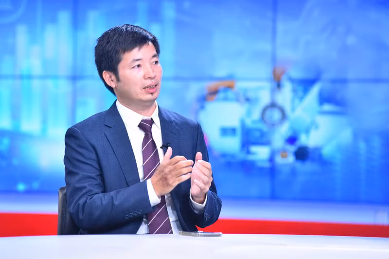 Nguyen Quang Huy, Executive Director of the Faculty of Finance and Banking at Nguyen Trai University, affirmed that becoming an upper-middle-income country will increase national competitiveness.