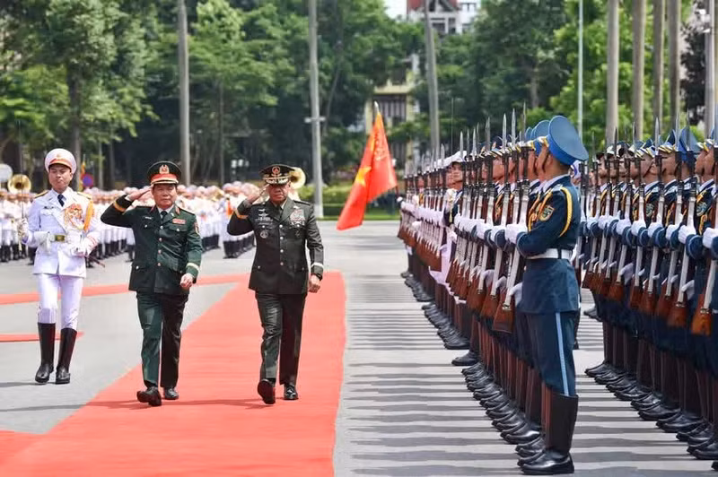 General Nguyen Tan Cuong (left), Chief of the General Staff of the Viet Nam People’s Army and Deputy Minister of National Defence, and General Romeo Brawner Jr., Chief of Staff of the Armed Forces of the Philippines, inspect the guard of honour of the Viet Nam People's Army on June 3. (Photo: VNA)