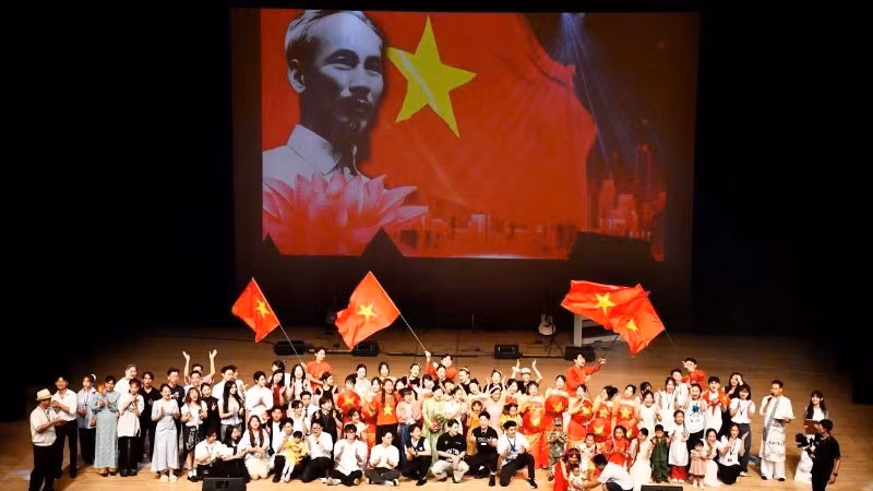 The special art programme “Pride of a Stretch of Homeland” was held in Higashi Osaka City (Japan). (Photo: nhandan.vn)