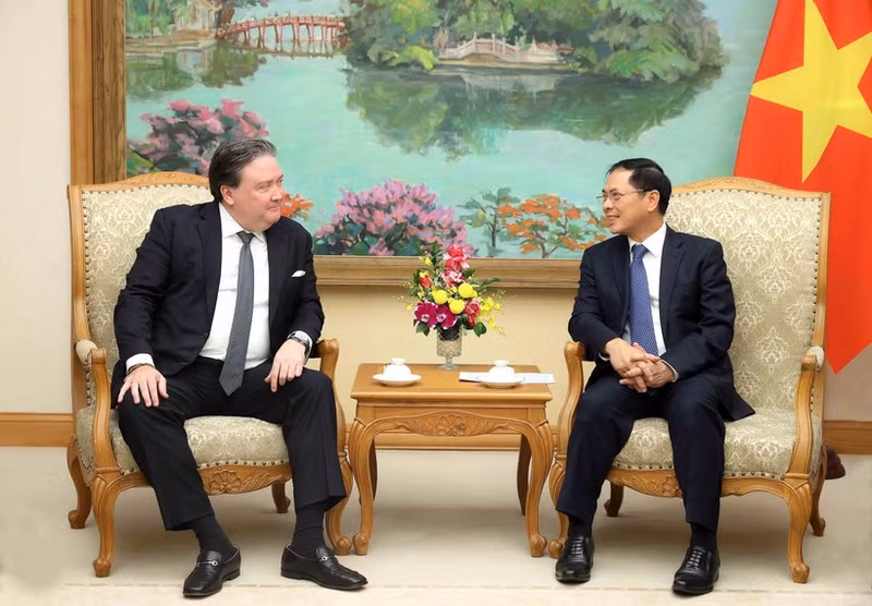 Deputy Prime Minister Bui Thanh Son (R) receives US Ambassador to Viet Nam Marc E. Knapper in Ha Noi on October 23. (Photo: VNA)