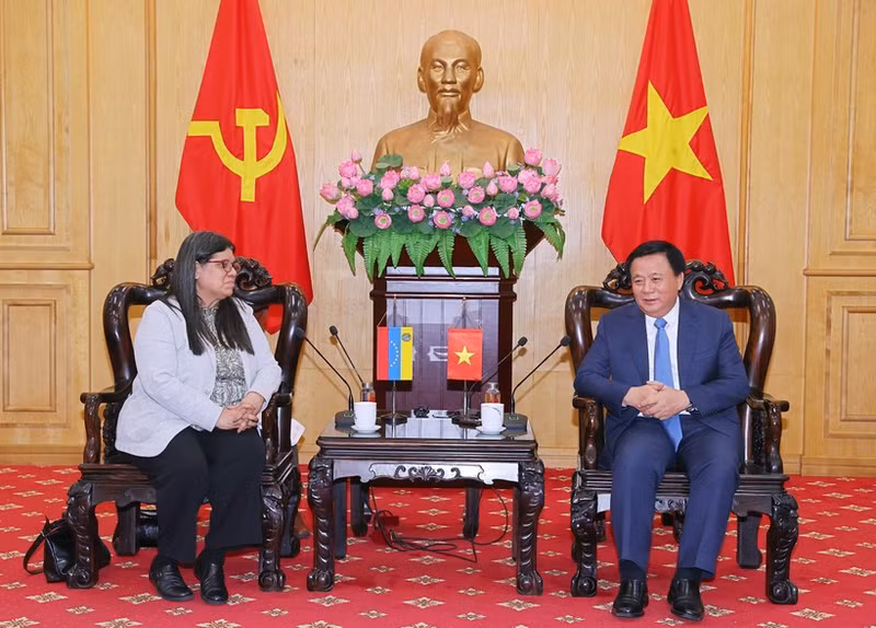 President of the Ho Chi Minh National Academy of Politics (HCMA) and Chairman of the Central Theory Council Professor Dr. Nguyen Xuan Thang meets with Venezuela’s Deputy Minister of Foreign Affairs in charge of Asia, the Middle East, and Oceania Tatiana Pugh Moreno in Ha Noi on October 23. (Photo: VNA)