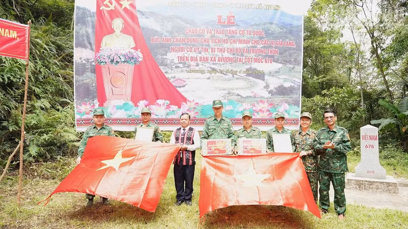 Leaders of Avuong Commune present gifts and encouragement to officers and soldiers of Anong Border Guard Station, who remain on the front line safeguarding every sacred inch of the Fatherland.