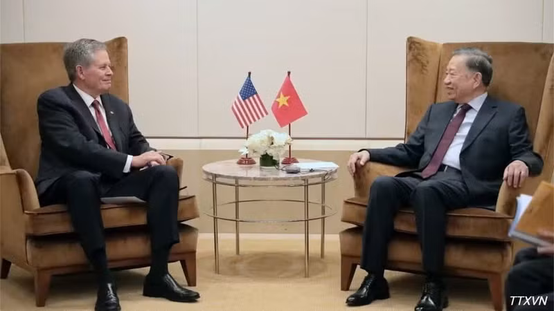 General Secretary of the Communist Party of Viet Nam Central Committee and President To Lam (R) meets with US Senator Steve Daines in New York on September 23 morning (local time). (Photo: VNA)
