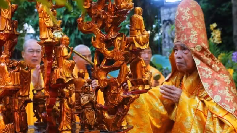 Most Venerable Thich Duc Thanh performed the Buddha bathing ritual.