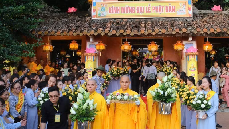 The Buddha procession began from Dieu De Pagoda.