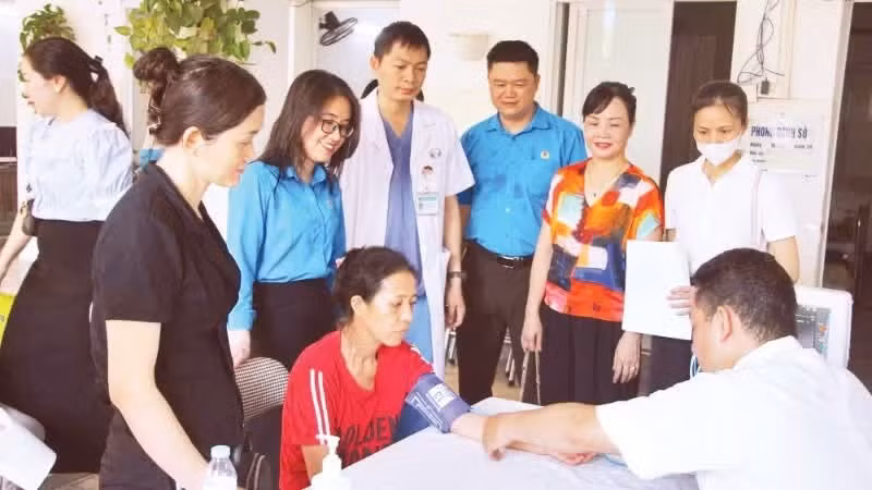 Thanh Tri Commune Trade Union in Ha Noi coordinates with Thanh Tri General Hospital to provide free health check-ups for workers and employees in the Commune. (Photo: THANH HONG)