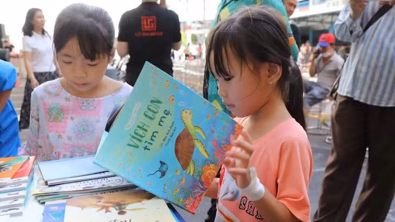 Children read books at Children’s Hospital 1 in Ho Chi Minh City. (Photo: Phuong Huyen)