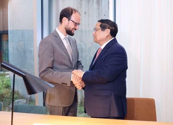 PM Pham Minh Chinh (R) meets Arvo Pärt's son during the tour. (Photo: VNA)