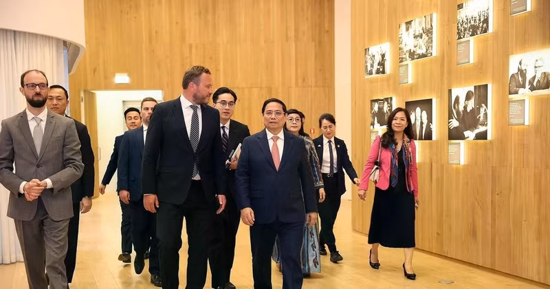 Prime Minister Pham Minh Chinh (front, first from right) and officials visit the Arvo Pärt Centre on June 6. (Photo: VNA)