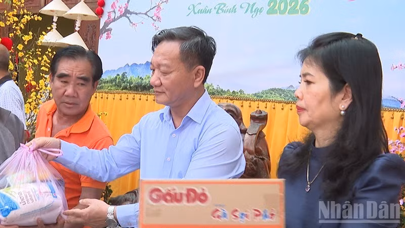 Ambassador Nguyen Minh Tam and his spouse present gifts at the event. (Photo: DUY TOAN)