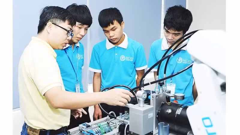 Training high-quality human resources to stay ahead in science and technology development. Photo: NGUYET ANH