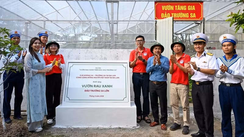 A covered green vegetable garden donated to Truong Sa (Spratly) Archipelago and DK1 platforms by the Hoang Sa-Truong Sa Club in Poland and the Vietnamese community in Poland. (Photo: LINH KHANH)