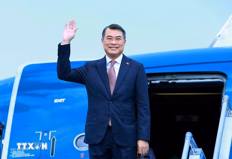 Prime Minister Le Minh Hung and a high-ranking Vietnamese delegation leaves Ha Noi on October 8 for official visits to Laos and Cambodia. (Photo: VNA)