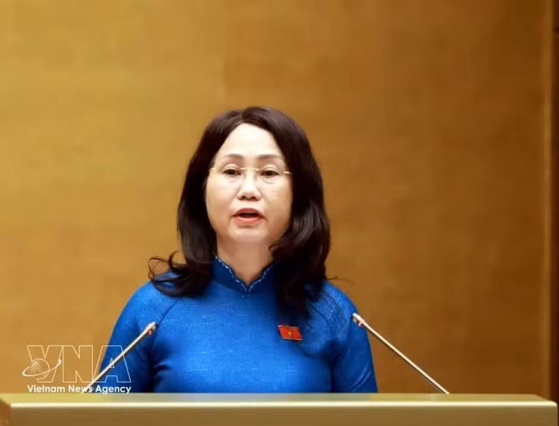 Minister of Culture, Sports and Tourism Lam Thi Phuong Thanh, authorised by the Prime Minister, presents the report explaining, receiving and revising the draft NA resolution on the development of Vietnamese culture at the session in Ha Noi on April 24, 2026. (Photo: VNA)
