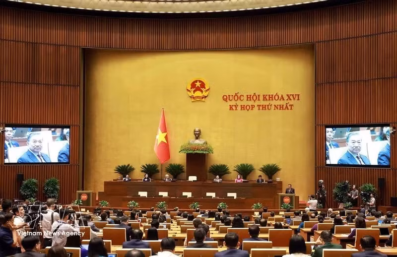 At the the closing ceremony of the first session of the 16th National Assembly (Photo: VNA)
