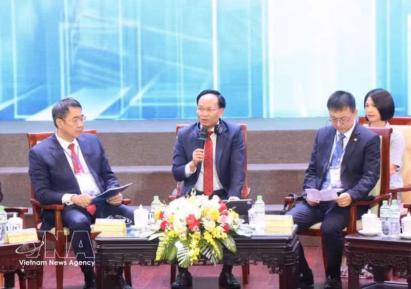 Vice Chairman of the Bac Ninh provincial People’s Committee Pham Van Thinh (C) speaks at a high-level dialogue on repositioning supply chains and enhancing domestic capacity (Photo: VNA)