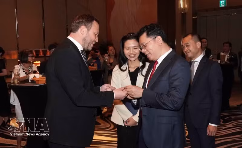 Vice Chairman of the Ho Chi Minh City People’s Committee Hoang Nguyen Dinh (R) has a conversation with Estonian Minister of Foreign Affairs Margus Tsahkna at the event. (Photo: VNA)