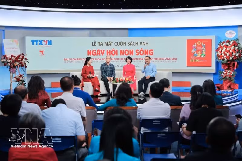 Delegates interact with the audience at the launch ceremony of the bilingual photo book. (Photo: VNA)