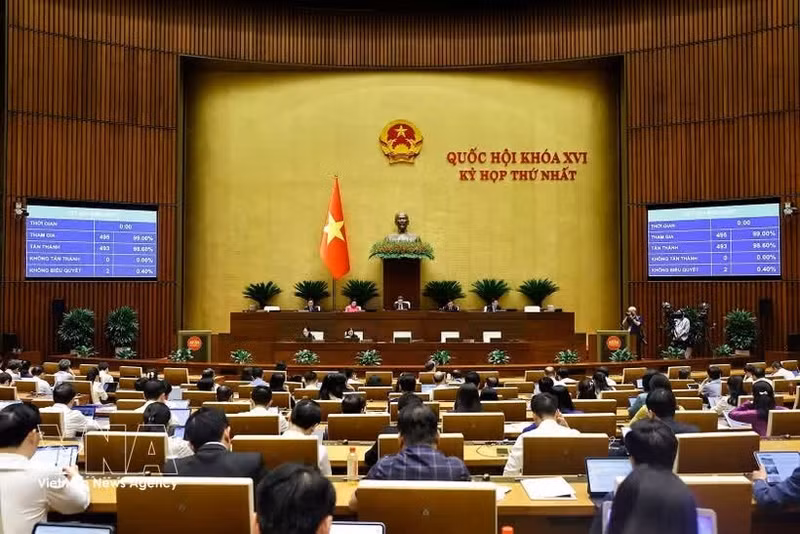 The National Assembly of Viet Nam on April 24 adopts three key resolutions outlining the country’s socio-economic, financial and public investment strategies for the 2026–2030 period. (Photo: VNA)