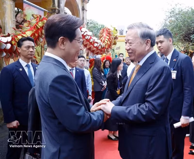 General Secretary of the Communist Party of Viet Nam Central Committee and State President To Lam (right) bids farewell to President of the Republic of Korea Lee Jae Myung on April 24. (Photo: VNA)