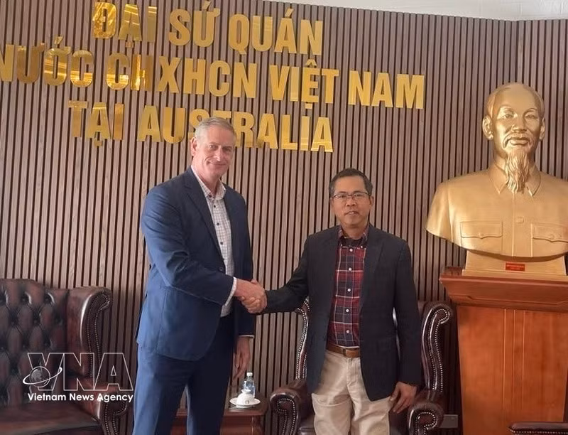 Vietnamese Ambassador to Australia Pham Hung Tam (right) meets with Simon White, President of the Australia–Viet Nam Business Council Queensland (AVBCQ), at the Vietnamese Embassy in Canberra. (Photo: VNA)