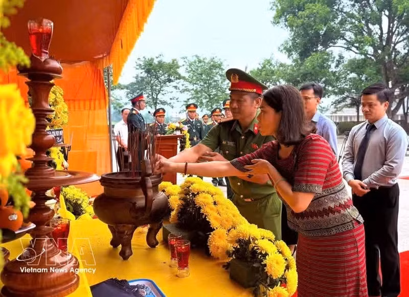 A memorial, funeral and burial service for eight sets of fallen soldiers’ remains is held in Khe Sanh commune, Quang Tri province, on April 24. (Photo: VNA)
