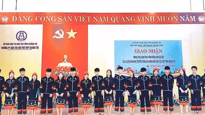 The community attire of the Chut ethnic group is launched in western Quang Tri Province. (Photo: nhandan.vn)