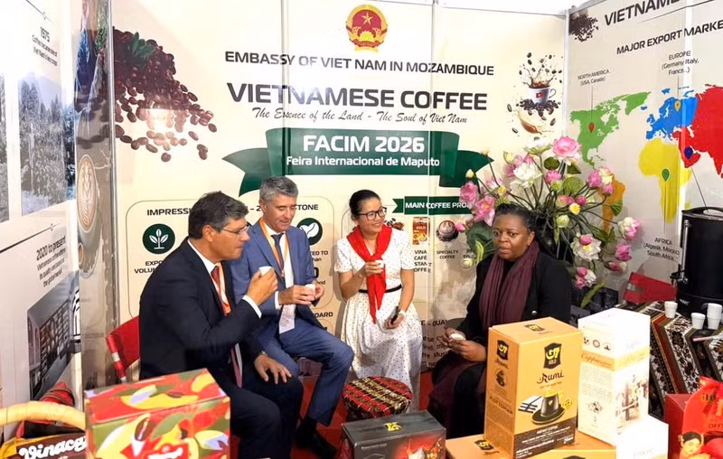 Ambassadors and representatives of diplomatic agencies in Mozambique visit and enjoy coffee at the booth of the Vietnamese Embassy in Mozambique. (Photo: The Vietnamese Embassy in Mozambique)