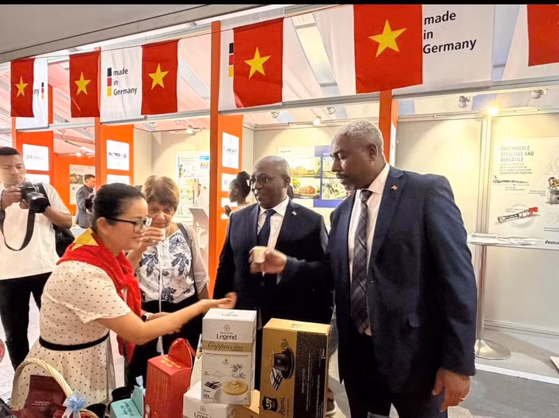 Ambassador Tran Thi Thu Thin introduces and invites ambassadors of countries in Mozambique to enjoy Vietnamese coffee. (Photo: The Vietnamese Embassy in Mozambique)