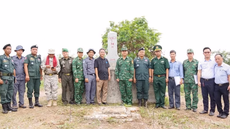 Forces from both sides pose for a photo at the reinforcement site.