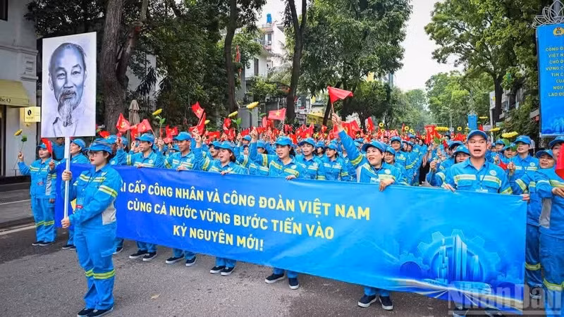 More than 1,000 trade union members and outstanding workers from across the country were present at the gathering point — the gate of Thong Nhat Park on Tran Nhan Tong Street, Cua Nam Ward, Ha Noi — to prepare for the parade marking the 140th anniversary of International Workers’ Day (May 1, 1886-2026), organised by the Viet Nam General Confederation of Labour.