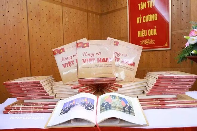 Display of the book titled “Radiant Viet Nam – Milestones of achievements during the 13th National Party Congress term” (Photo: baochinhphu.vn)