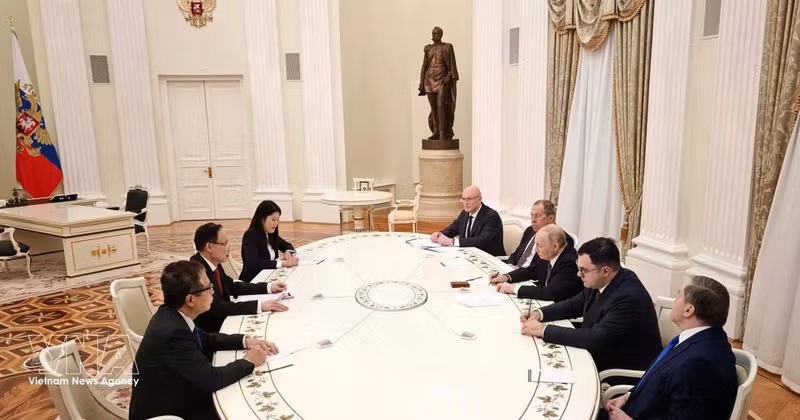 An overview of the meeting between Special Envoy of General Secretary of the Communist Party of Viet Nam (CPV) Central Committee To Lam, Politburo member, and Minister of Foreign Affairs Le Hoai Trung and Russian President Vladimir Putin in Moscow on February 24. (Photo: VNA)