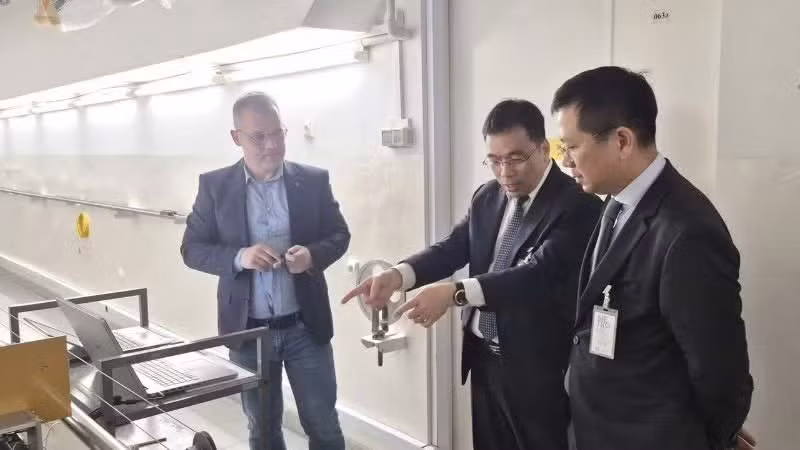 Chairman of the National Standards, Metrology and Quality Committee under Nguyen Nam Hai and Ambassador Ha Hoang Hai exchange views with leaders of the Central Office of Measures under the Ministry of Development and Technology of Poland. (Photo courtesy of the Vietnamese Embassy in Poland)