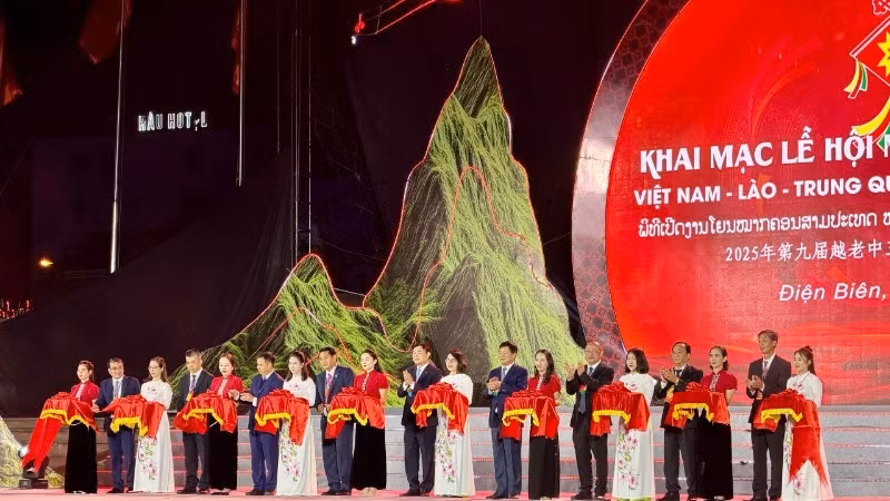 Leaders of Dien Bien Province and heads of the delegations cut the ribbon to open the 9th Viet Nam–Lao–China “Nem Con” Festival, hosted in Dien Bien Province.
