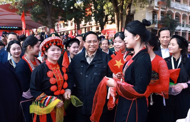 Prime Minister Pham Minh Chinh meets with students of Viet Bac High School for Ethnic Minority Students in Thai Nguyen province. (Photo: VNA)