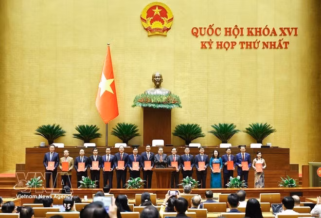 Chairman of the 16th National Assembly Tran Thanh Man presents resolutions approving the appointment of heads of National Assembly deputies’ delegations on April 6. (Photo: VNA)