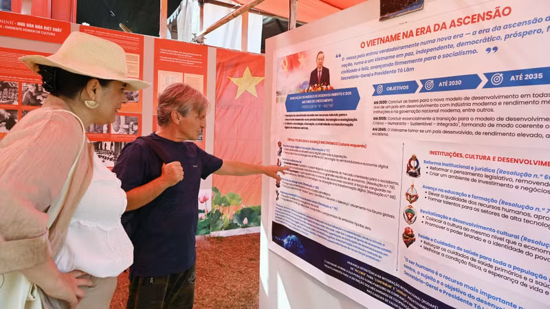 Visiting the Viet Nam display booth with a group of friends, Antonio Matiasster remarked that the country’s development goals and long-term vision for the future demonstrate that Viet Nam is preparing crucial foundations for a strong transformation.