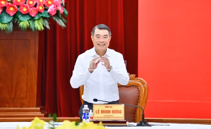 Prime Minister Le Minh Hung holds phone talks with Chinese Premier Li Qiang on June 15. (Photo: nhandan.vn)