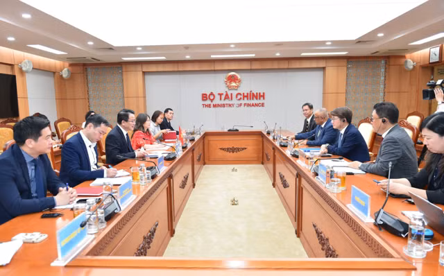 An overview of the working session between Deputy Finance Minister Tran Quoc Phuong and Kim Dongil, Director of ADB representing the Republic of Korea, Papua New Guinea, Sri Lanka, Taipei (China), Uzbekistan, Vanuatu and Viet Nam. (Photo: Ministry of Finance)
