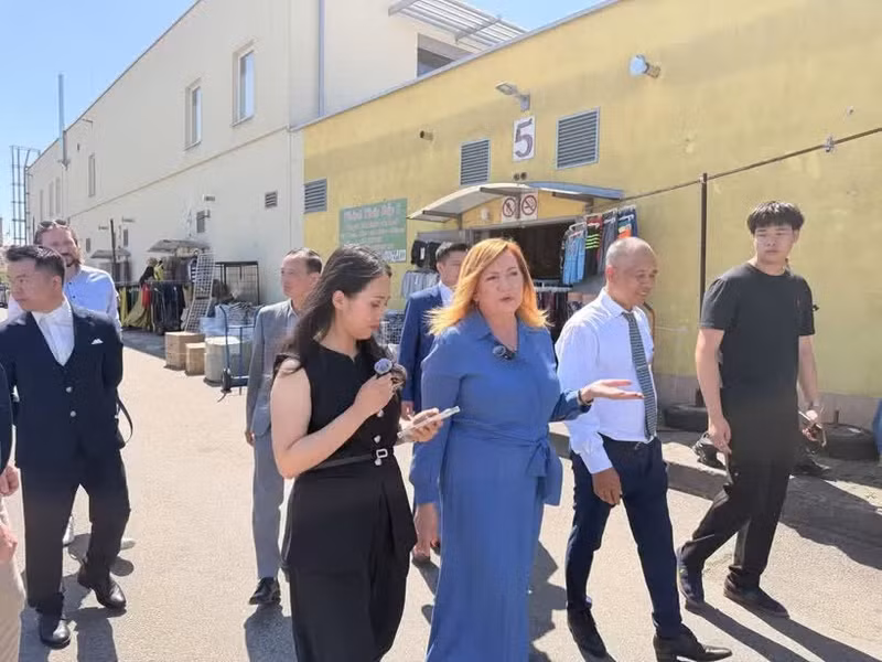 Czech Deputy Prime Minister and Finance Minister Alena Schillerová expresses her delight at meeting the Vietnamese community in Brno. (Photo: VNA)