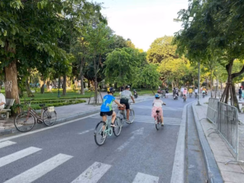 Residents in Ha Noi cycle to support the 7th edition of the "We Cycle" week.