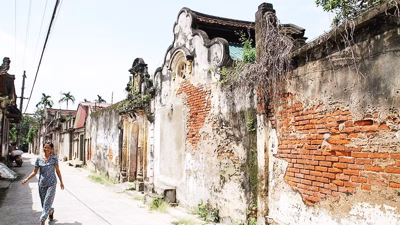 Preserving village architecture contributes to safeguarding traditional cultural identity. (Photo: MINH LE)